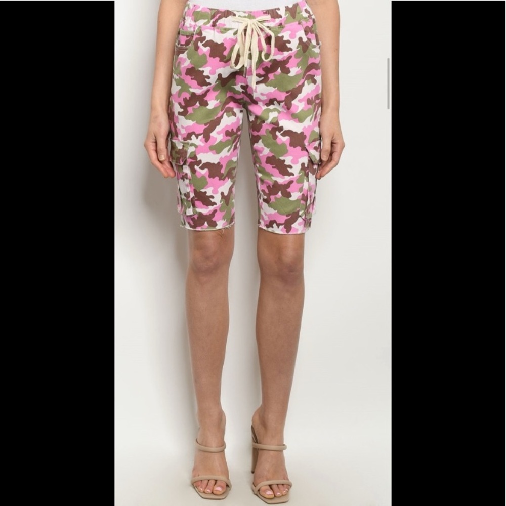 Last pair large❤️2 for $40❤️pink camo cargo shorts - Picture 4 of 9